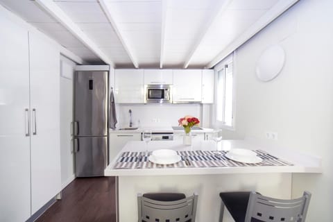 Kitchen or kitchenette, Dining area