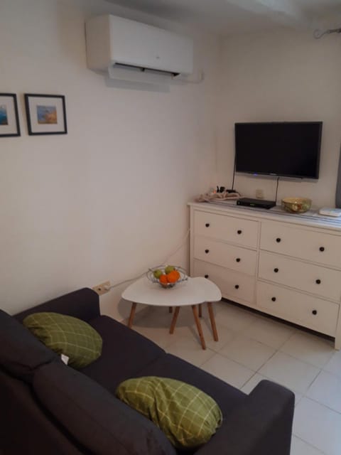 Communal lounge/ TV room, TV and multimedia, Living room, Seating area, Dining area, air conditioner