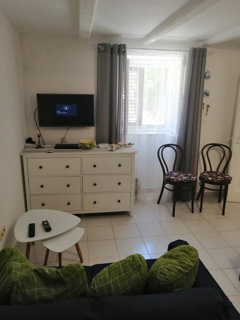 Communal lounge/ TV room, TV and multimedia, Living room, Seating area, Dining area