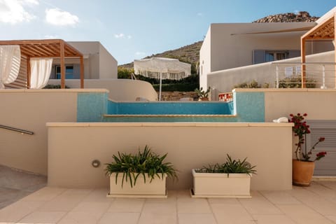 Property building, Patio, Hot Tub, Area and facilities, sunbed