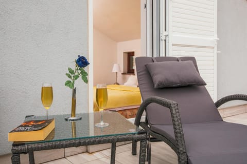 Balcony/Terrace, Drinks, Alcoholic drinks