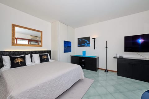 Bed, TV and multimedia, Photo of the whole room