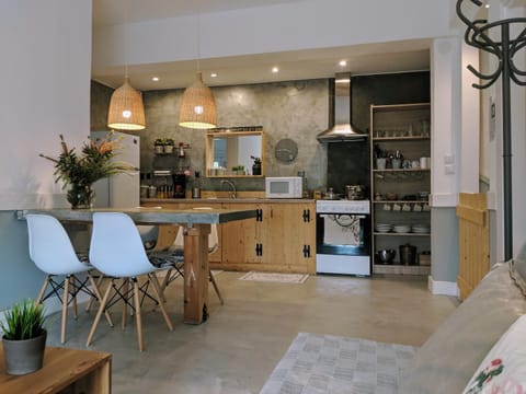 Kitchen or kitchenette, Living room, Seating area