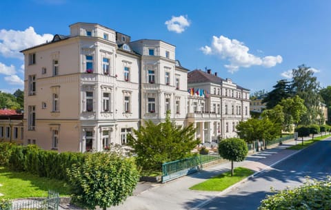 Property building, Day, Neighbourhood, Natural landscape, Street view, Location
