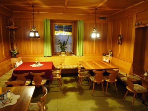 Restaurant/places to eat, Living room, Banquet/Function facilities, Seating area, Dining area