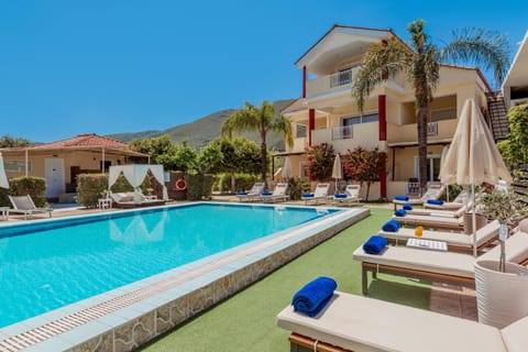 Property building, Natural landscape, Garden, Garden view, Mountain view, Pool view, Swimming pool, sunbed