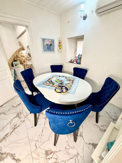 Seating area, Dining area, air conditioner