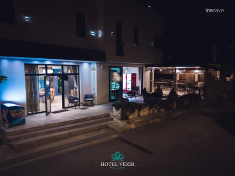 Property building, Patio, Restaurant/places to eat, Night