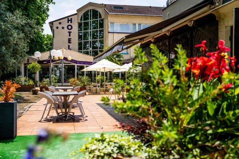 Property building, Patio, Day