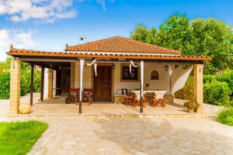 Property building, Patio, Facade/entrance, Day, Summer, Garden, Balcony/Terrace, Garden view