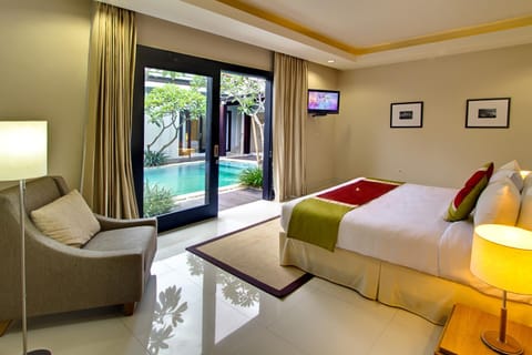 Photo of the whole room, Pool view