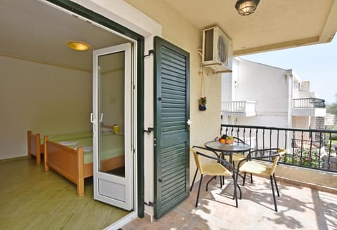 Property building, Balcony/Terrace, Seating area, Landmark view