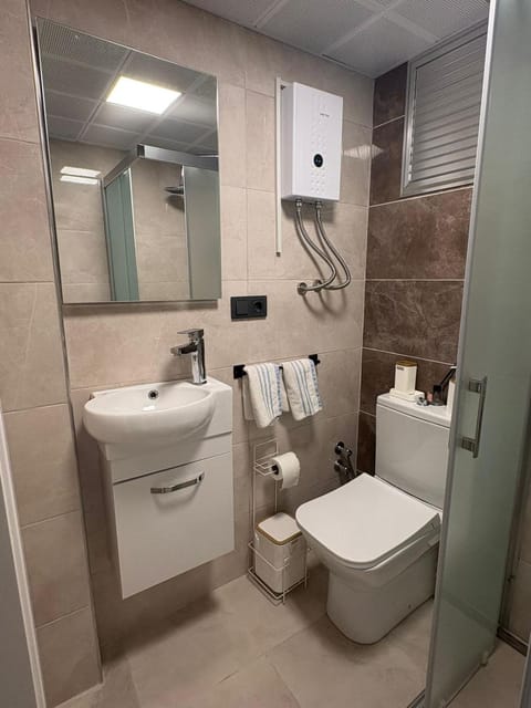 Shower, Toilet, Bathroom, towels