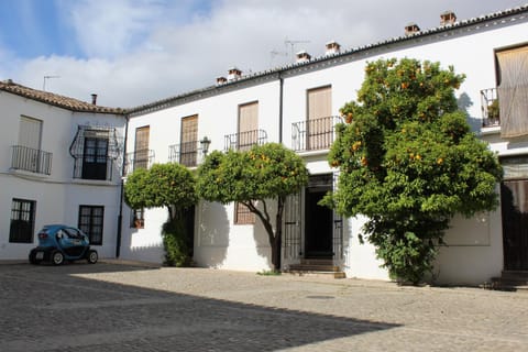 Facade/entrance, Garden, City view, Street view, Quiet street view