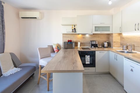 Coffee/tea facilities, Kitchen or kitchenette, Living room, Seating area, Dining area, dishwasher, minibar, oven, pet friendly, stove, toaster