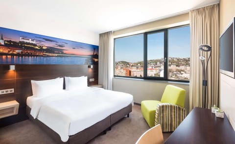 Bed, TV and multimedia, Bedroom, City view