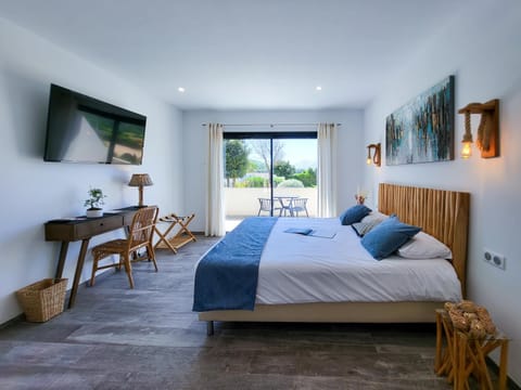 Bed, TV and multimedia, Photo of the whole room, Bedroom