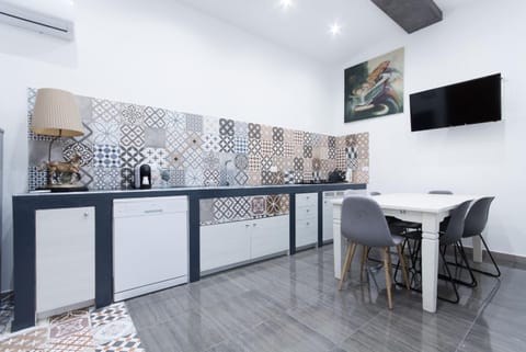 Kitchen or kitchenette, Living room, Seating area, Dining area