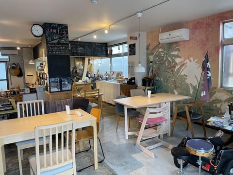 Restaurant/places to eat, Internal: Not applicable to any particular room