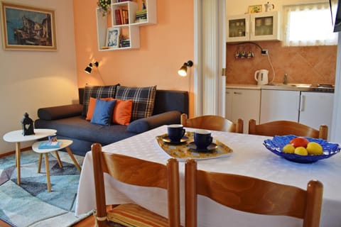 Coffee/tea facilities, Kitchen or kitchenette, Living room, Seating area, Dining area