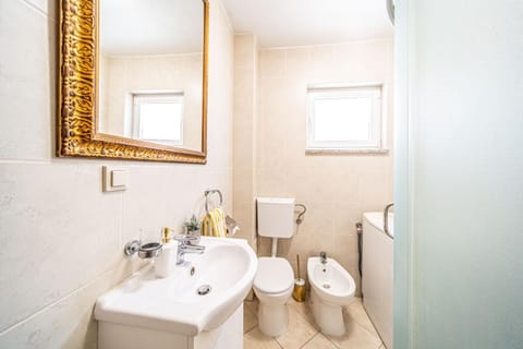 Shower, Toilet, Bathroom, bidet, towels