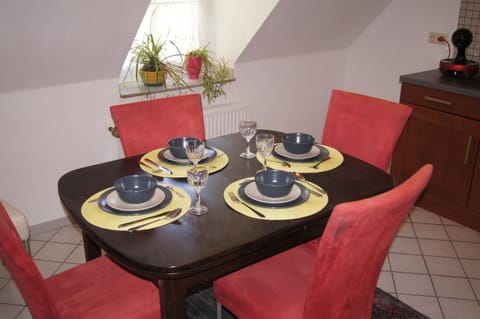 Dining area, Food