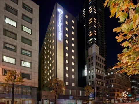 Property building, Night, Neighbourhood, City view, Street view, Breakfast, Location