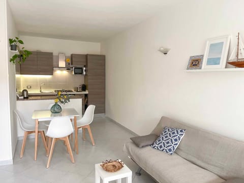 Coffee/tea facilities, Kitchen or kitchenette, Living room, Dining area, dishwasher, microwave, washing machine