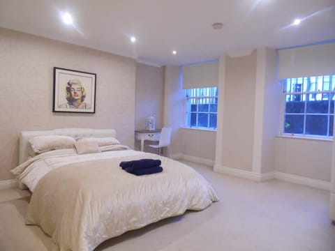 WEST END -Stunning, 2 bedroom, main door flat with private parking Apartment in Glasgow