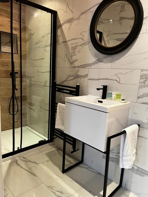 WEST END -Stunning, 2 bedroom, main door flat with private parking Apartment in Glasgow