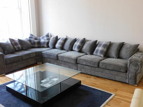 WEST END - Stunning, spacious, 3 bedroom, main door flat with private parking Apartment in Glasgow