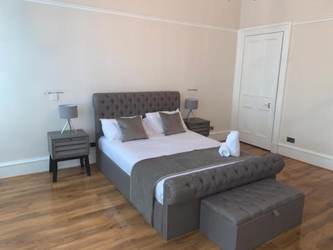 WEST END - Stunning, spacious, 3 bedroom, main door flat with private parking Apartment in Glasgow