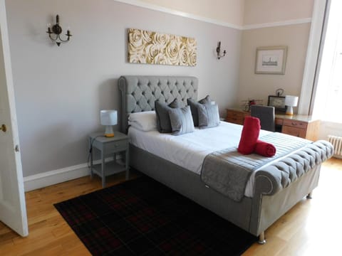 WEST END - Stunning, spacious, 3 bedroom, main door flat with private parking Apartment in Glasgow