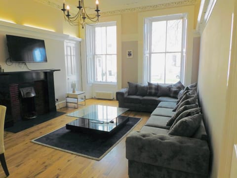WEST END - Stunning, spacious, 3 bedroom, main door flat with private parking Apartment in Glasgow