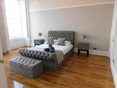 WEST END - Stunning, spacious, 3 bedroom, main door flat with private parking Apartment in Glasgow