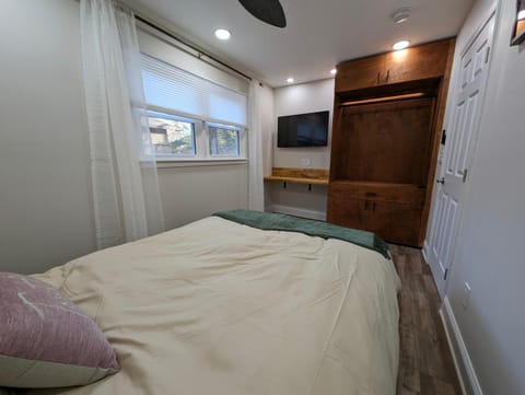Bed, TV and multimedia, Bedroom, wardrobe