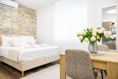 Bed, Photo of the whole room, Seating area, Bedroom, air conditioner