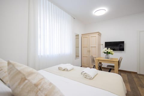 Bed, TV and multimedia, Photo of the whole room