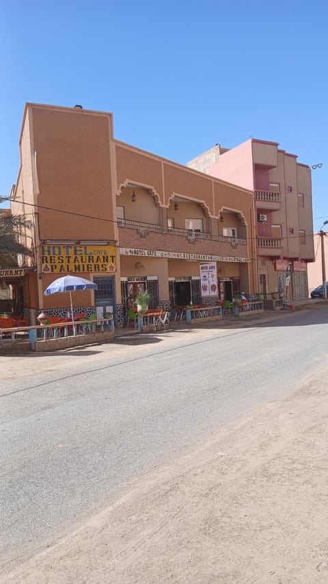 Property building, Restaurant/places to eat, City view, Street view, Breakfast, Location