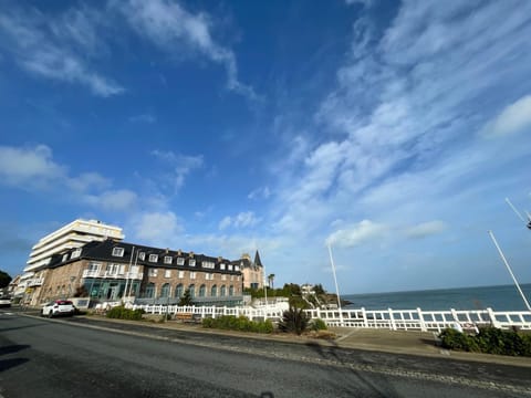 Property building, Neighbourhood, Beach, Beach