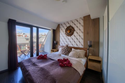 Bed, Balcony/Terrace, Photo of the whole room, Bedroom, towels