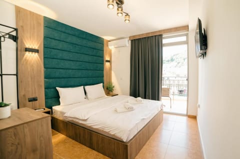 Bed, TV and multimedia, Photo of the whole room, Bedroom, towels