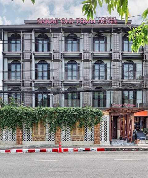 Property building, Facade/entrance, Day