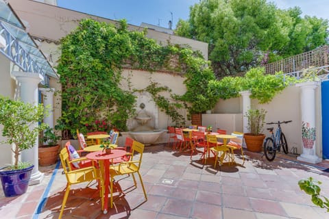 Patio, Spring, Day, Garden, Seating area, Dining area, Garden view