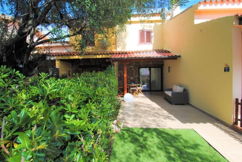 Property building, Patio, Facade/entrance, Garden