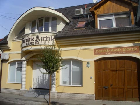 Facade/entrance, Communal kitchen, City view, Family