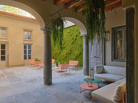 Restaurant/places to eat, Lounge or bar