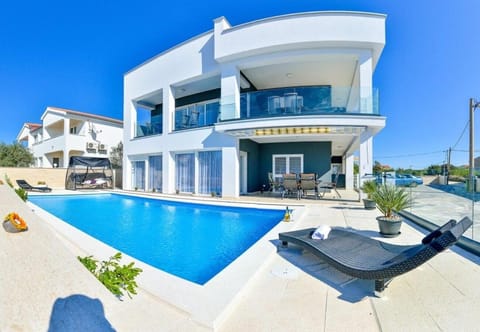 Facade/entrance, Swimming pool