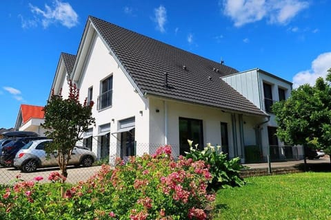 Property building, Summer, Parking