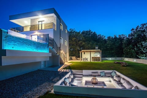 Property building, Garden, Balcony/Terrace, Seating area, Swimming pool
